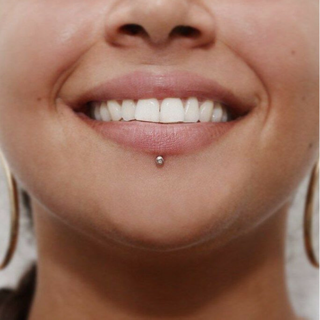 изящный пирсинг с установкой лабрета