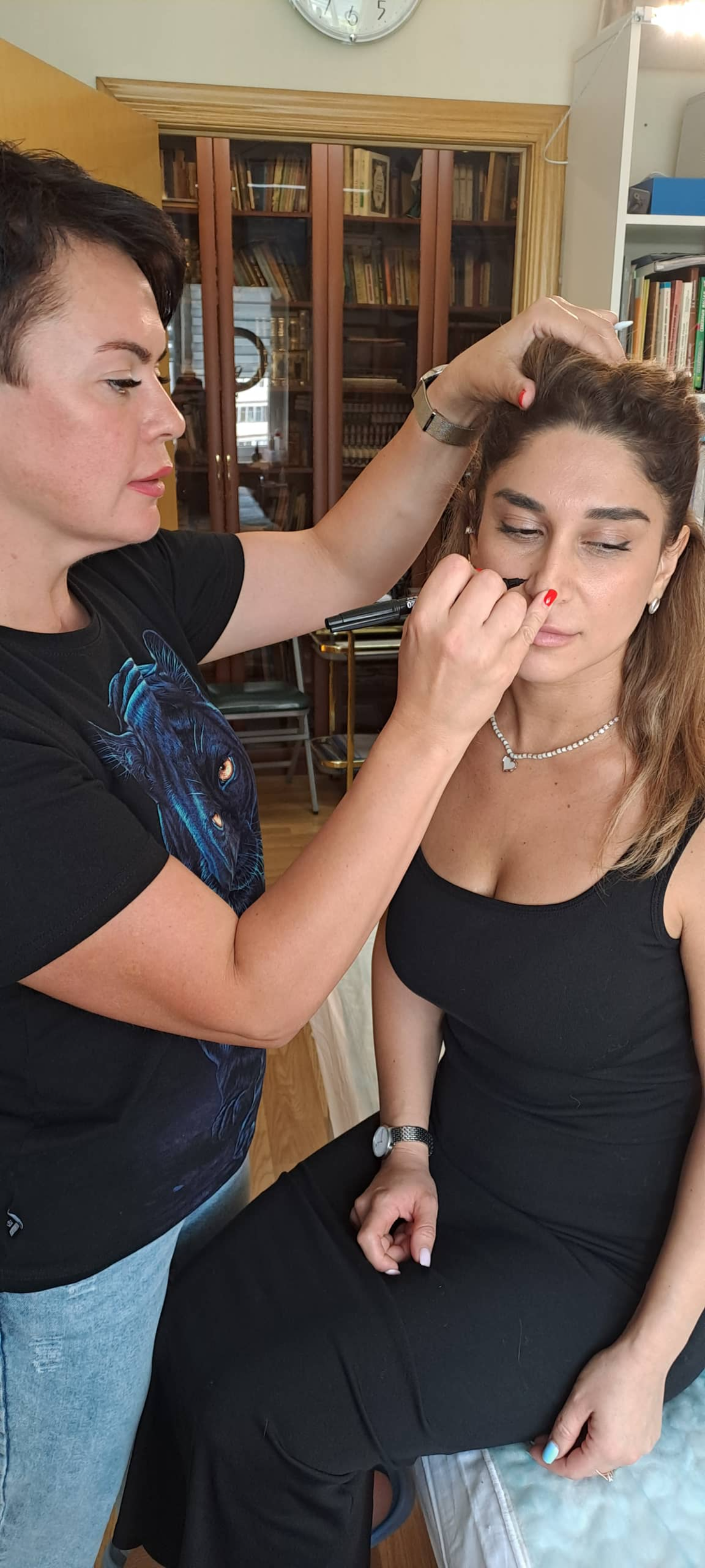 Мастер производит разметку для обсуждения клиенткой